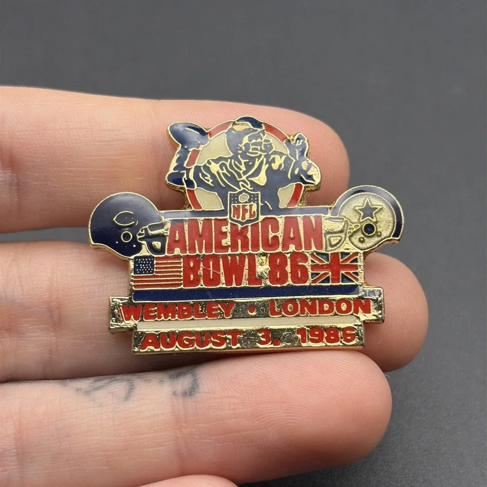 American Bowl NFL Wembley London 1986 Chicago Bears Dallas Cowboys Lapel Hat Pin